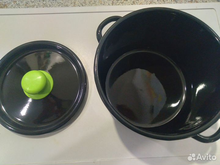 Новая эмалированная кастрюля