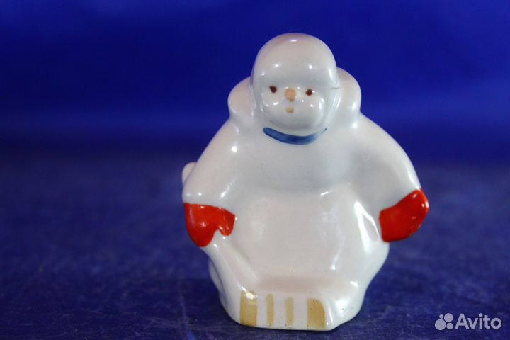 Балбес Фарфоровая статуэтка миниатюра На катке