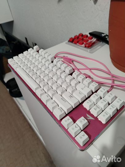 Игровая механическая клавиатура розовая