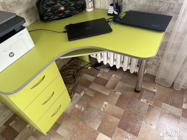 Компьютерный стол и полка