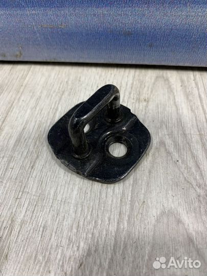 Ответная часть замка двери Nissan note E11 Лев, Пр