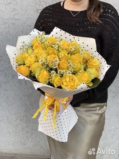 Букет из 25 жёлтых роз с ромашкой
