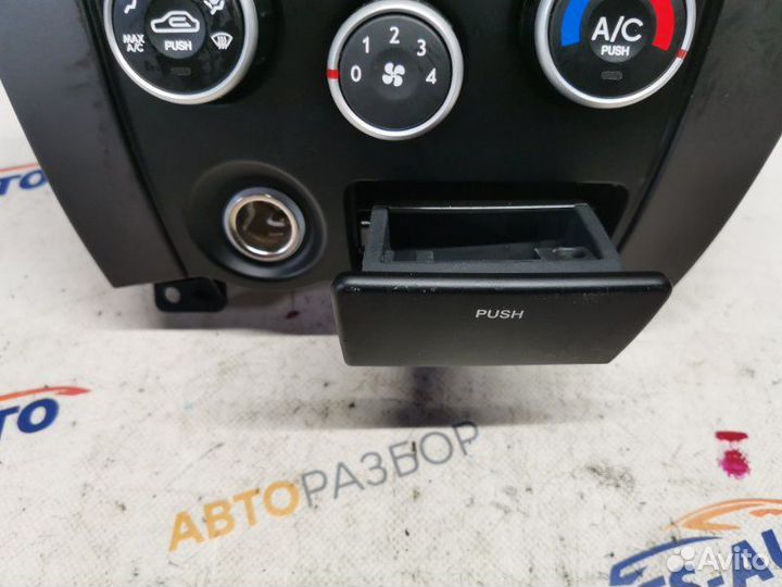 Консоль магнитофона передний Hyundai Tucson JM 2.0