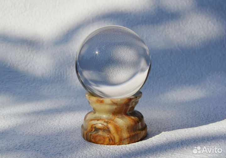 Стеклянный шар на подставке из оникса