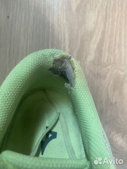 Левый кросовок mizuno