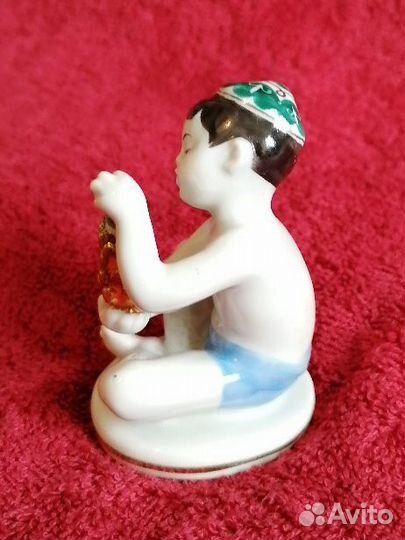 Мальчик с виноградом статуэтка лфз СССР