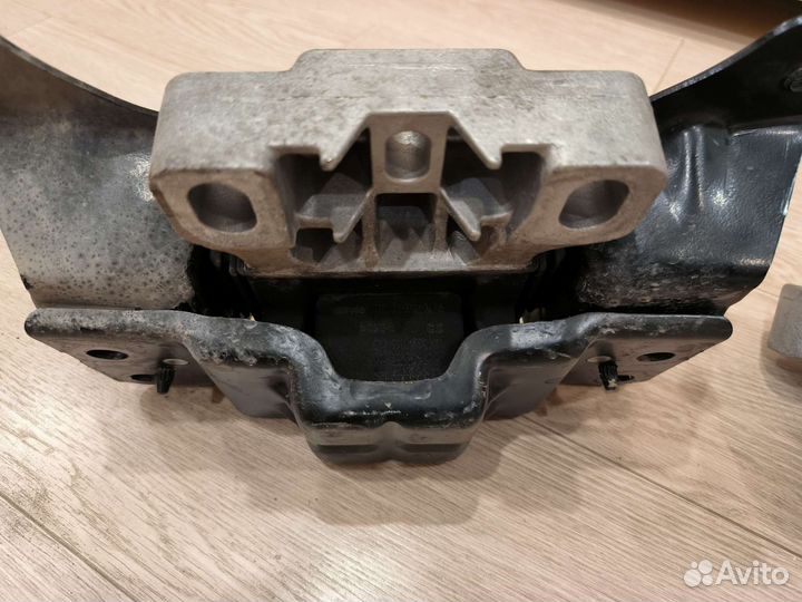 Левая опора двигателя 5Q0199555BF Skoda Octavia A7