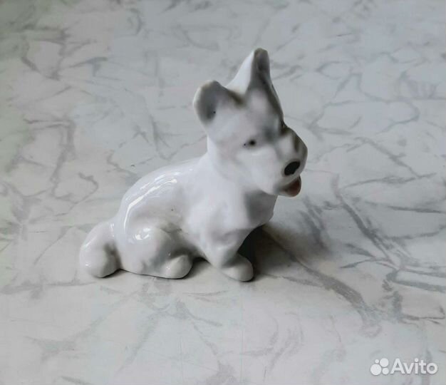 Фарфоровая статуэтка собаки 