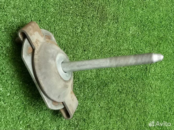 Болт крепления балки задний правый Land Rover