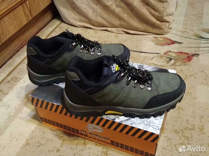 Треккинговые кроссовки