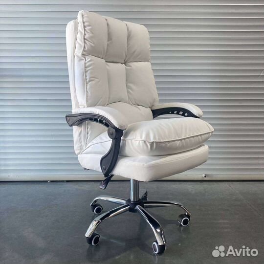 Офисное кожаное кресло