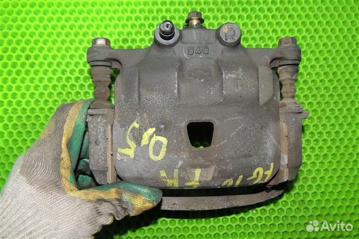 Суппорт тормозной передний правый Nissan Bluebird