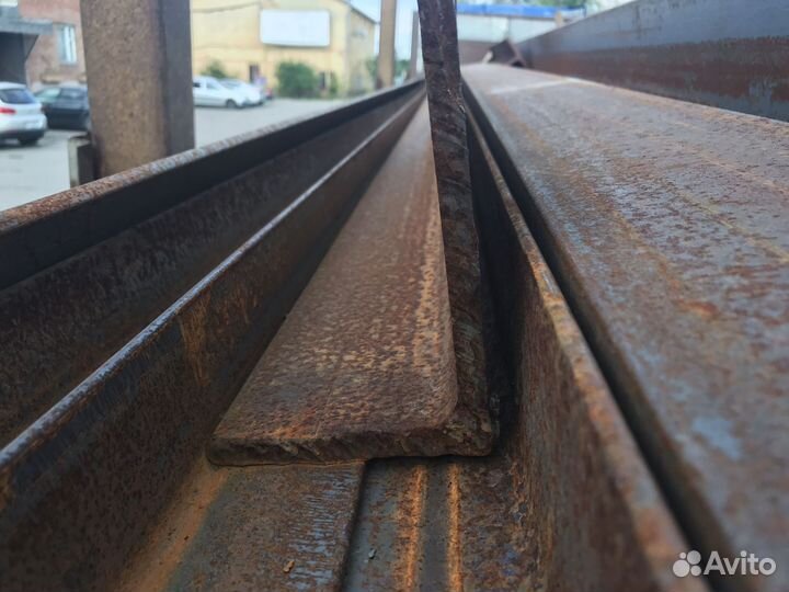 Уголок стальной неравнополочный