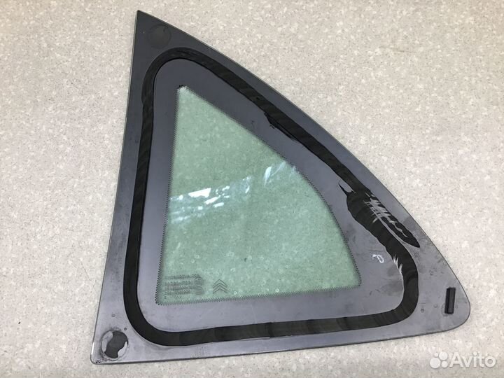Стекло кузовное глухое правое Citroen C3 2009-2016