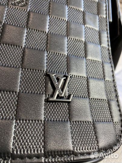 Сумка Louis Vuitton через плечо с логотипом