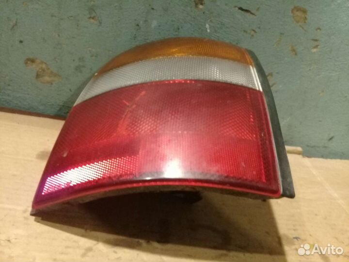 Фонарь с трещиной задний правый Nissan March K11