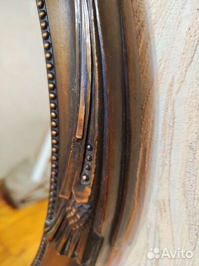 Зеркало в металлической оправе