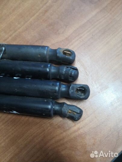 Амортизатор багажника задний Audi Q7