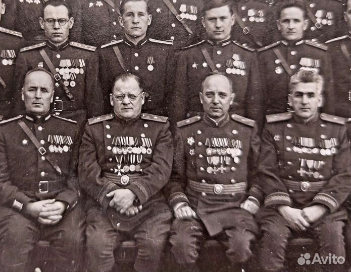Генералы, офицеры с наградами. Старинное фото