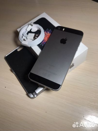 iPhone SE, 32 ГБ