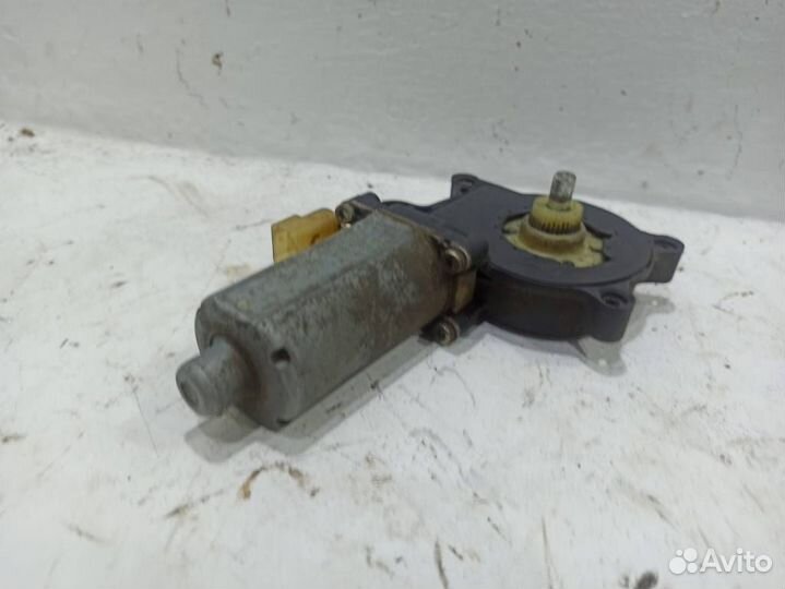 Моторчик заднего левого стеклоподъемника