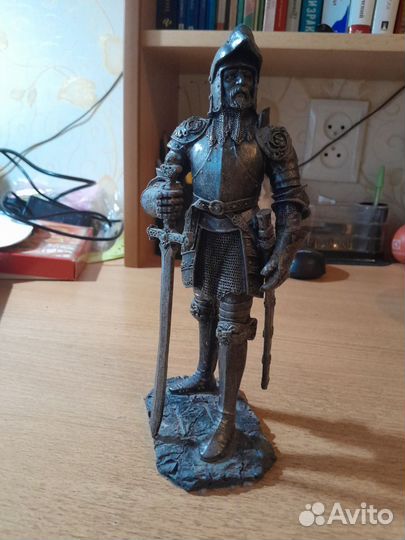 Фигурка рыцаря