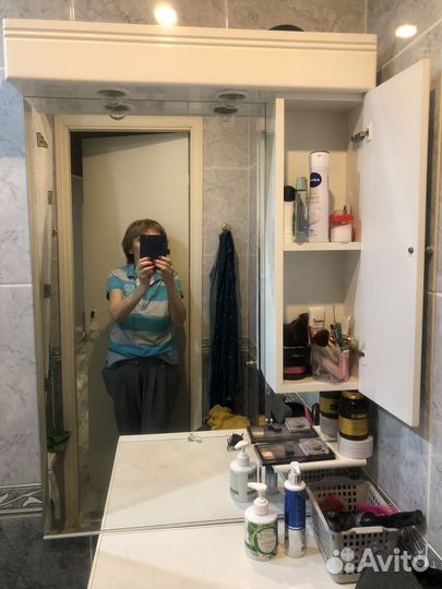 Зеркало с полкой в ванну