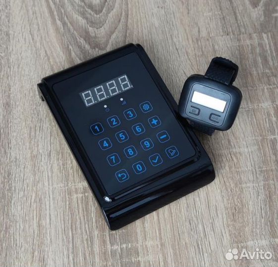 Пульт вызова персонала и часы пейджер сотруднику