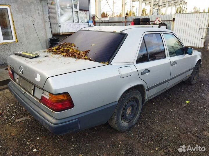 Стекло заднее левое mercedes w124