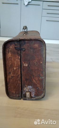 Старинный деревянный чемодан