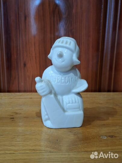 Снеговик хоккеист фарфоровая статуэтка