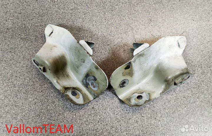 Лот T145 Кронштейны амортизаторов капота VW Touare