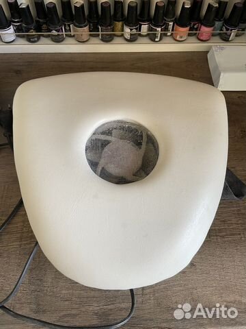 Подставка для рук клиента, с встроенным пылесосом