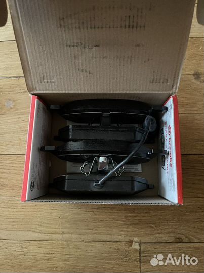 Колодки тормозные передние brembo P85137