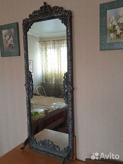 Винтажный стул с металлическим ажурным основанием