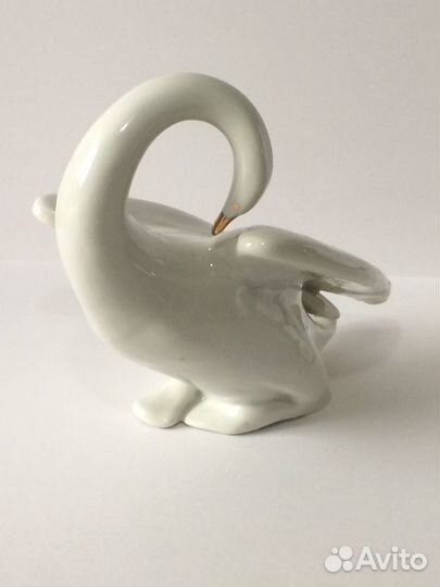 Фарфоровая статуэтка Лебедь