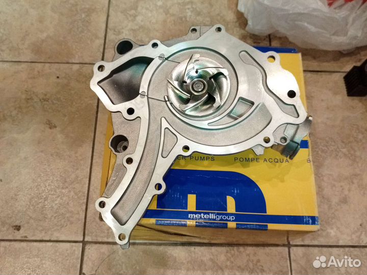 Водяной насос на Mercedes ML W164 A2732000201