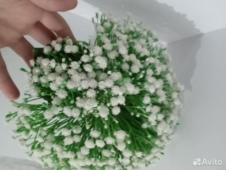 Искусственные цветы в имитации воды