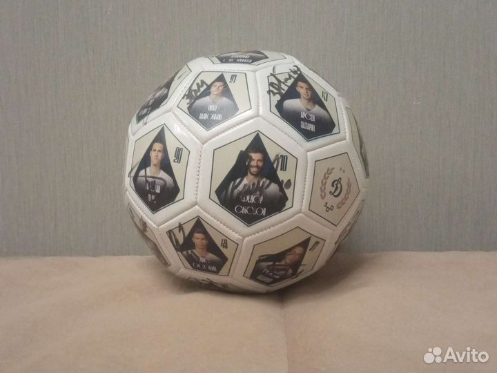 Футбольный мяч с автографами игроков Динамо