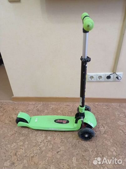 Самокат трехколесный со светящимися колесами