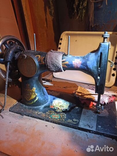 Антикварная швейная машинка ножная
