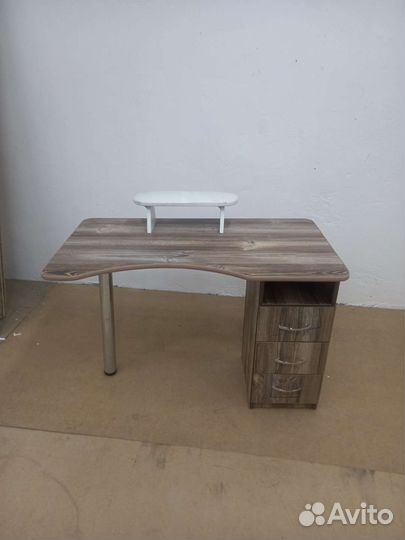 Маникюрный стол