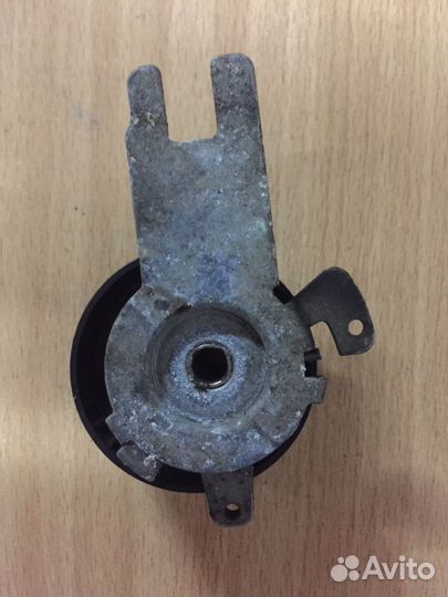 Ролик-натяжитель ремня грм Volvo