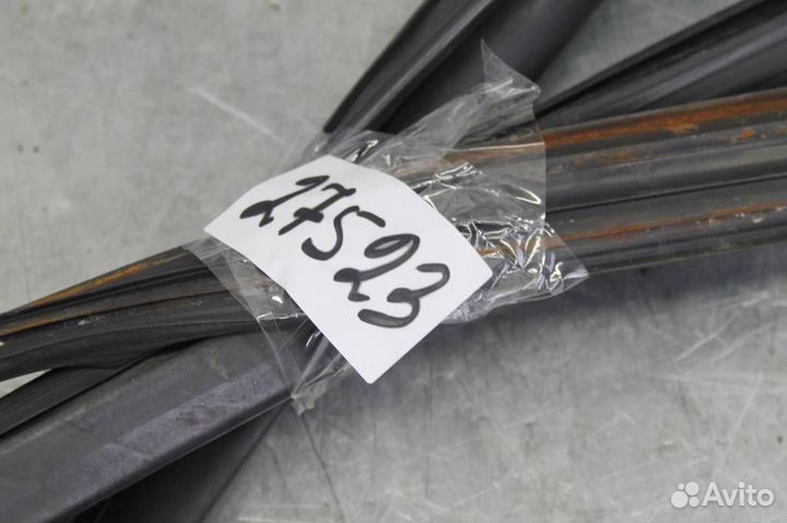 Уплотнитель стекла двери передней правой Nissan Q