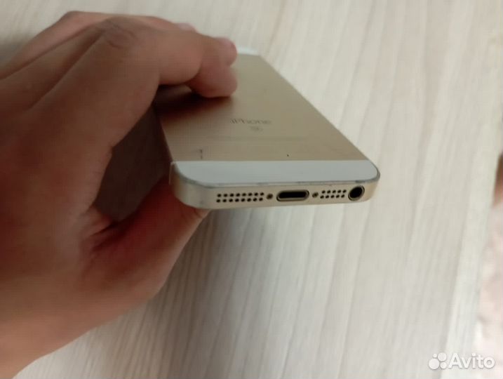 Телефон iPhone se 2016