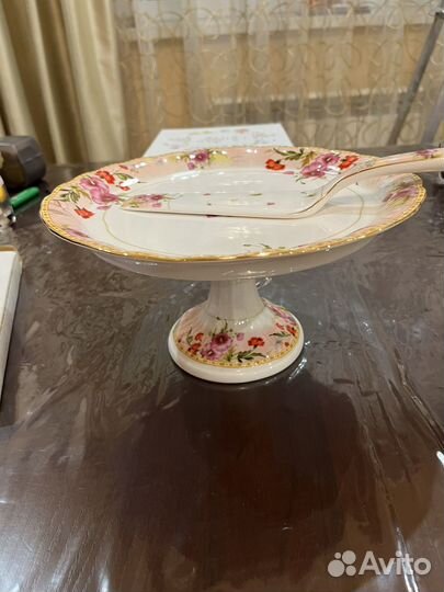 Тортница на ножке