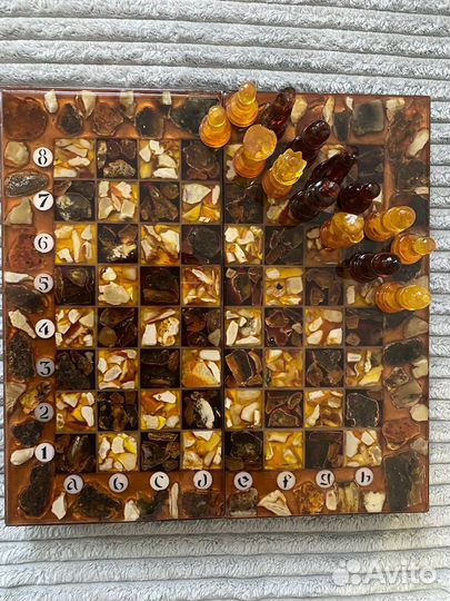 Шахматы из янтаря