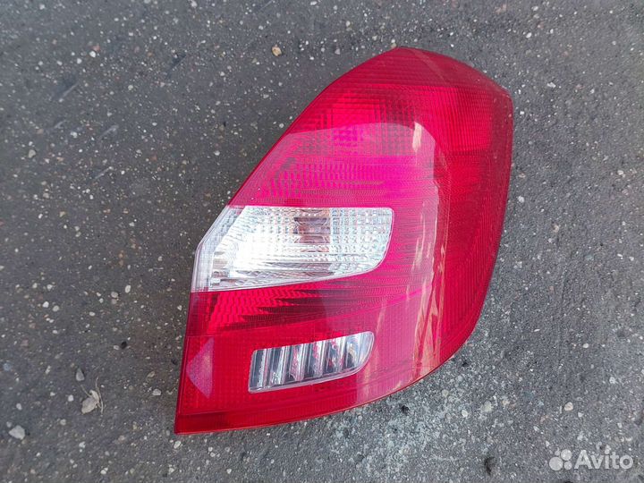 Фонарь задний правый Skoda Fabia 2 5J6945096