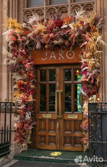 Украшение витрин, оформление витрин и фасадов