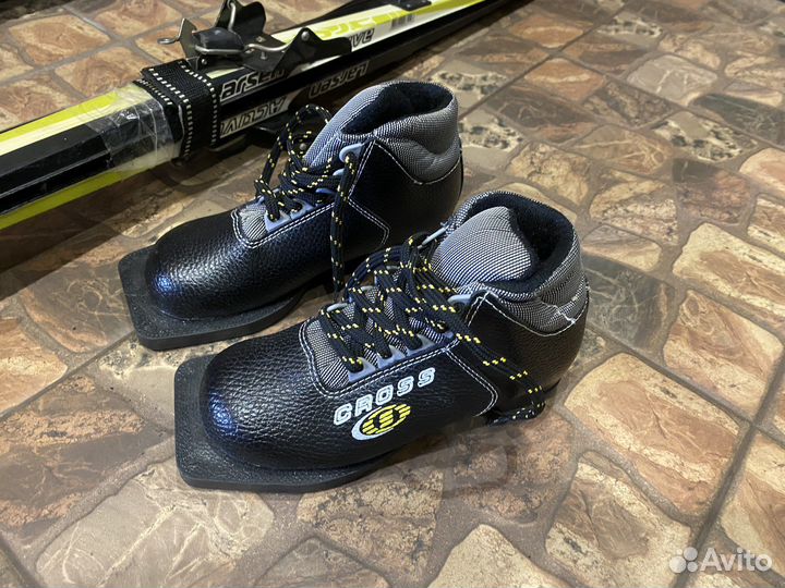 Лыжи с лыжными ботинками